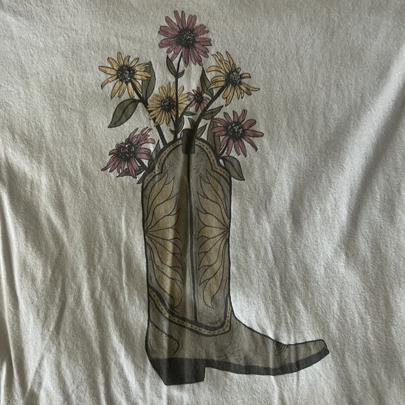 Oversized cream graphic tee With flowers in a boot - Picture 2 of 9